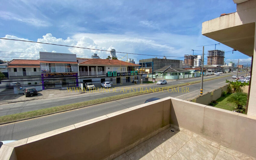 Casa com sala comercial em avenida