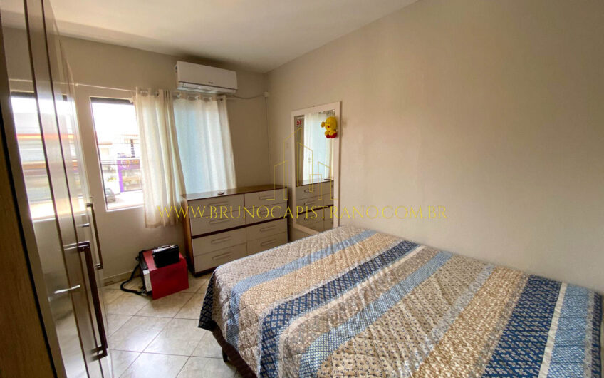 Casa com sala comercial em avenida