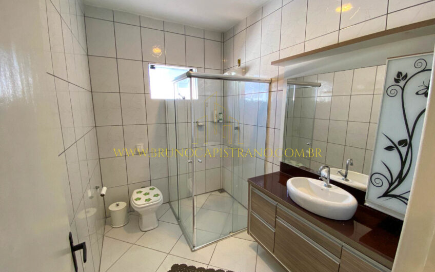 Casa com sala comercial em avenida
