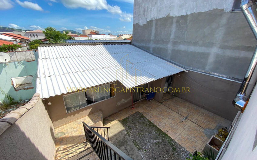 Casa com sala comercial em avenida