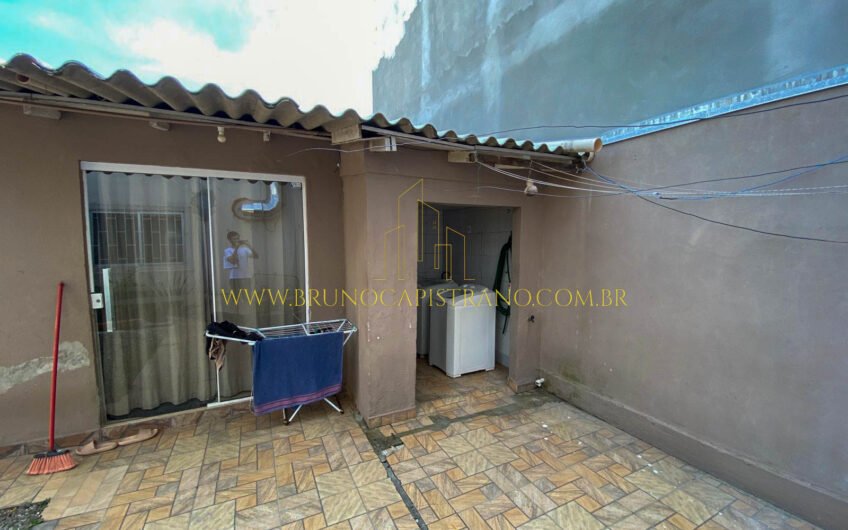 Casa com sala comercial em avenida