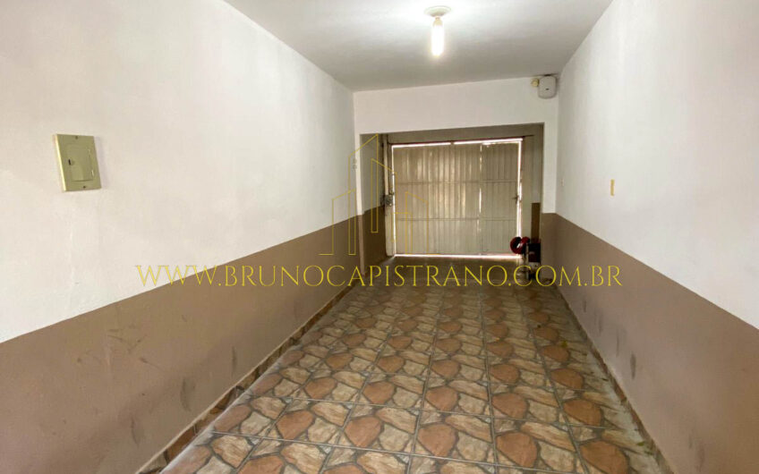 Casa com sala comercial em avenida